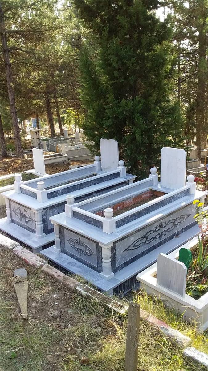 Beyaz ve gri mermer çift kişilik aile mezarı uygulaması